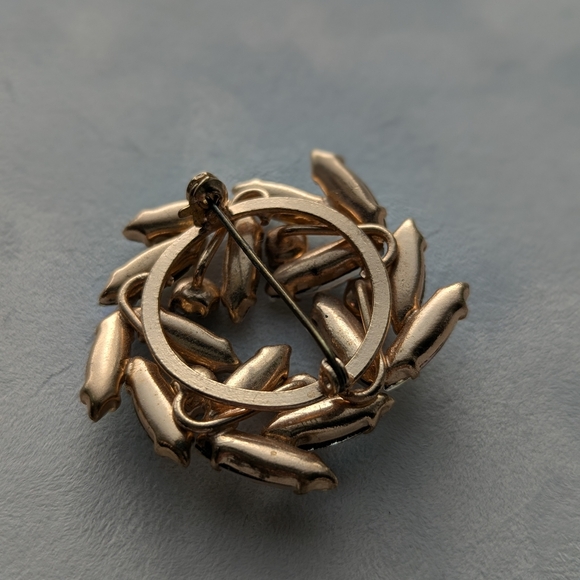 STUNNING 😍 Aurora Borealis Iridescent Leaf Wreath Circle Brooch Pink Undertones - Picture 8 of 9